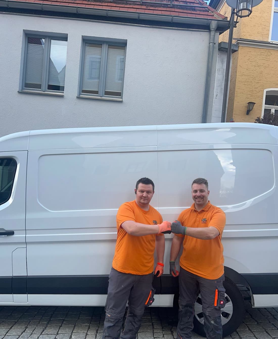 Björn und Christian, Gründer von Sauber von Dauer, vor dem Firmenfahrzeug