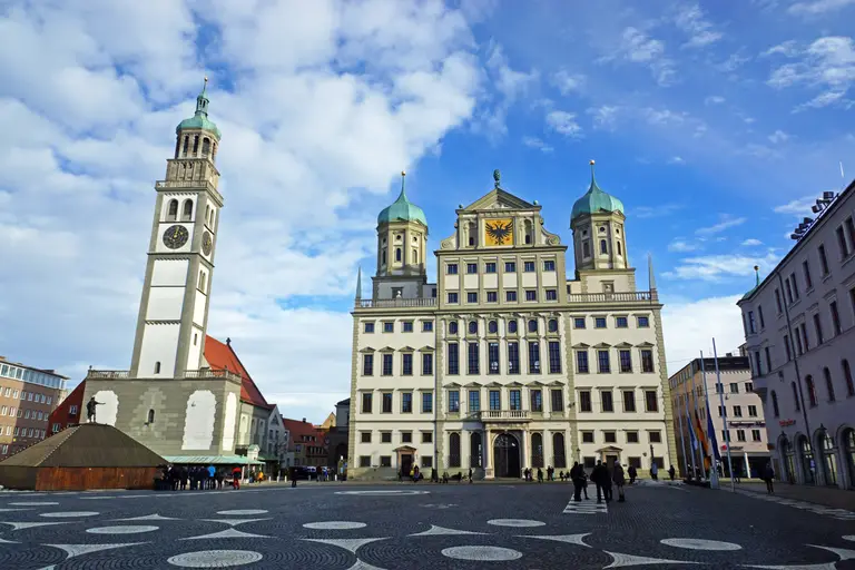 Augsburger Rathaus und Perlachturm am Rathausplatz unter blauem Himmel