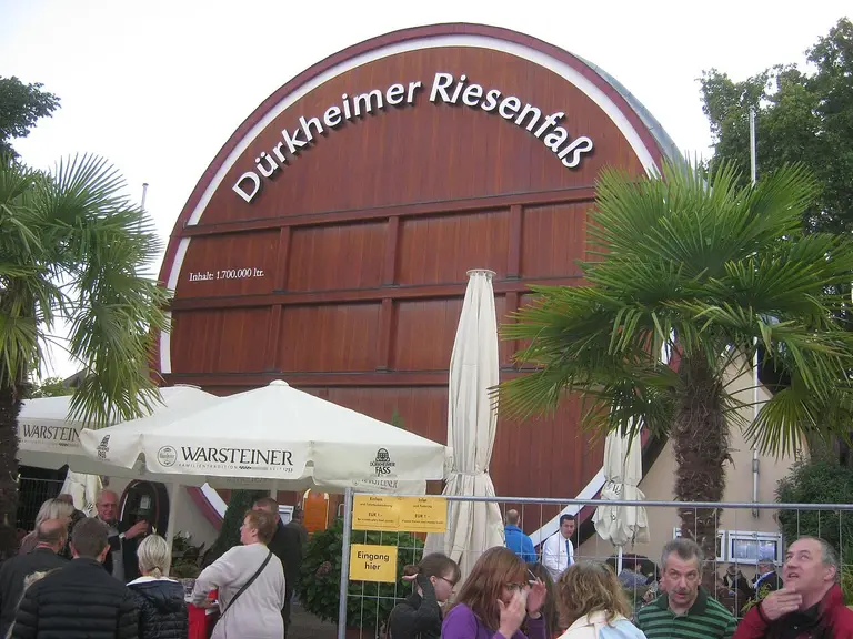 Das Dürkheimer Riesenfass, das größte Weinfass der Welt, als markantes Gebäude in Bad Dürkheim bei Tageslicht