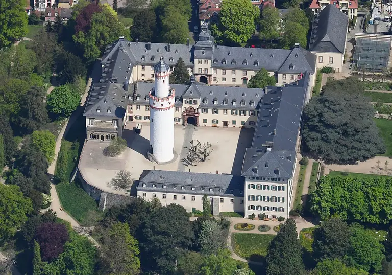 Luftaufnahme des Schlosses Bad Homburg mit dem weithin sichtbaren Weißen Turm und der umgebenden Schlossanlage