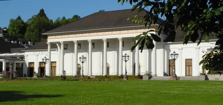 Klassizistische Fassade mit langer Säulenkolonnade des Kurhauses Baden-Baden bei Tageslicht