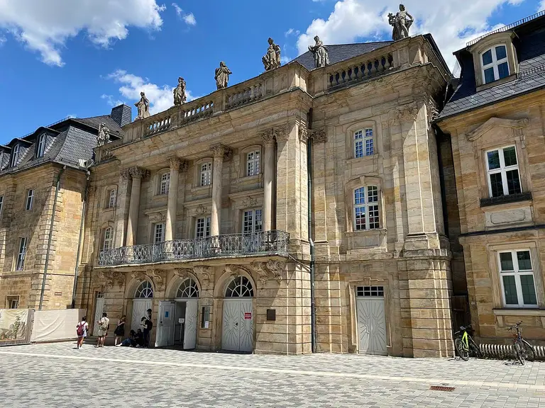 Barocke Sandsteinfassade des Markgräflichen Opernhauses in Bayreuth, UNESCO-Welterbe, bei Tageslicht