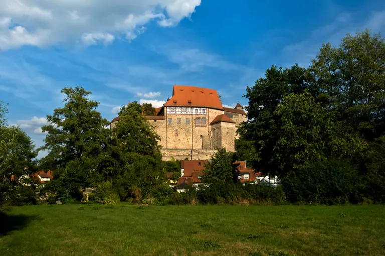 Die Hauptburg der Burg Cadolzburg mit Sandsteinmauern und Fachwerkgiebeln über dem Markt Cadolzburg im Landkreis Fürth.