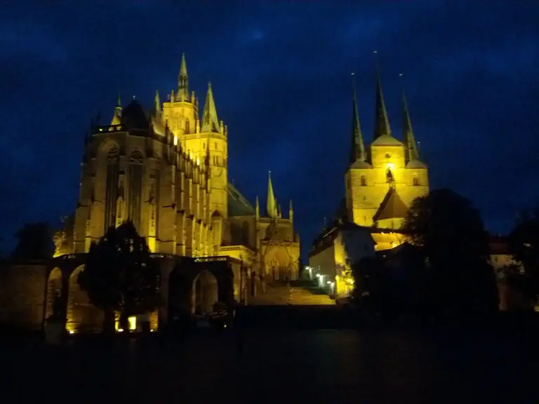 Erfurter Dom und Severikirche auf dem Domhügel in Erfurt unter blauem Himmel