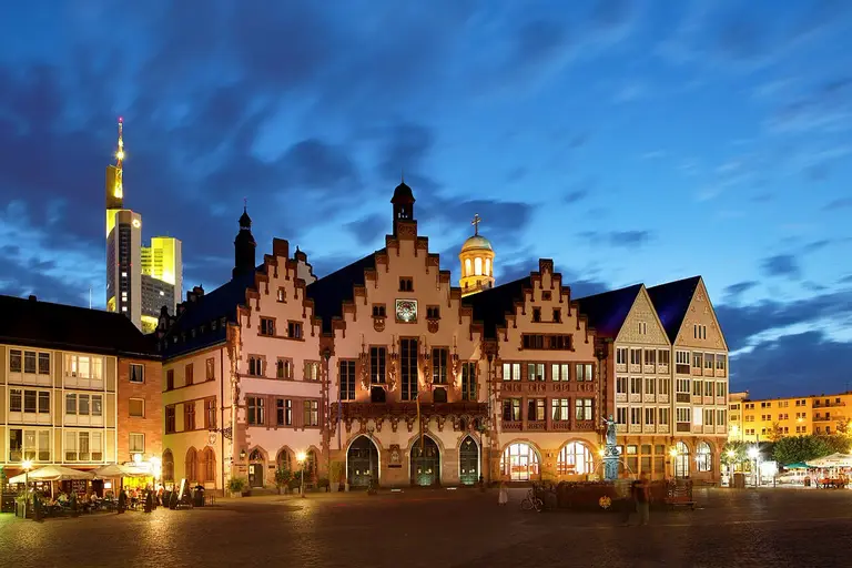 Die historischen Fachwerk- und Giebelhäuser des Römerbergs mit dem Frankfurter Rathaus Römer in der Abenddämmerung