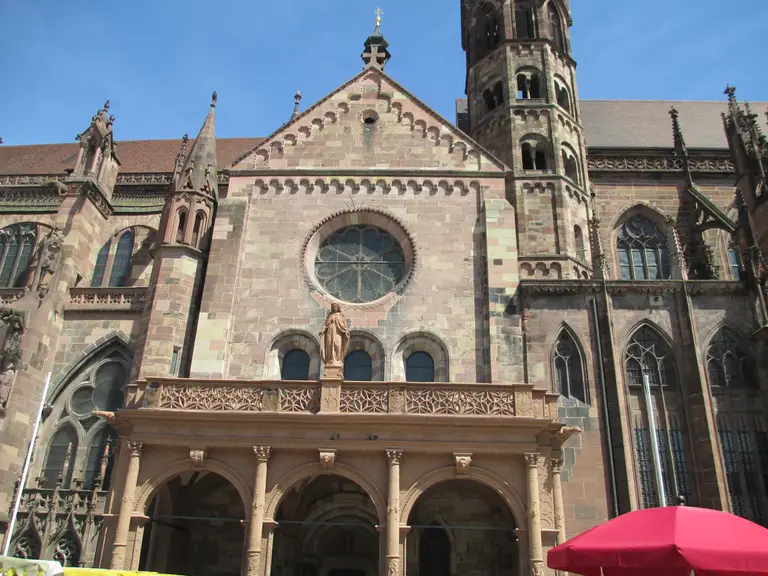 Das gotische Freiburger Münster mit seinem durchbrochenen Turmhelm vor blauem Himmel in Freiburg im Breisgau