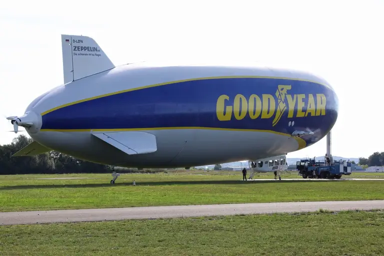 Zeppelin-NT-Luftschiff am Himmel über Friedrichshafen am Bodensee