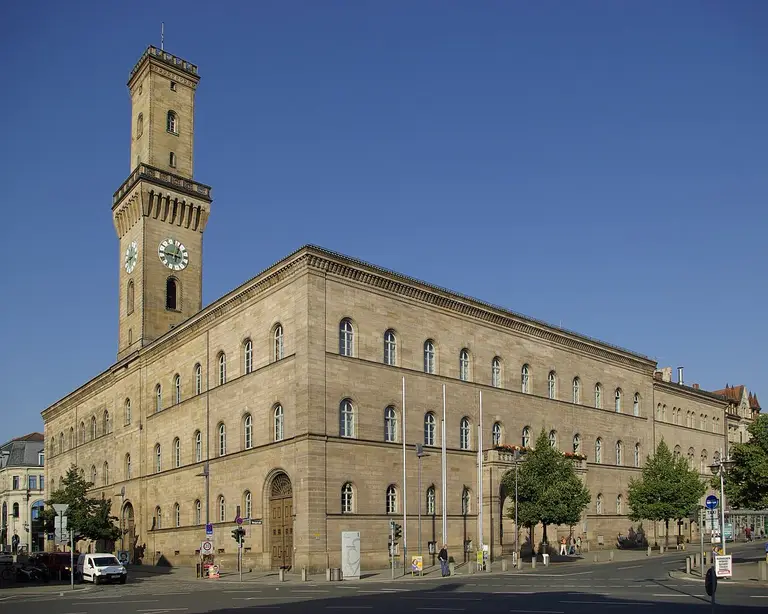 Das Fürther Rathaus mit seinem hohen, an den Florentiner Palazzo Vecchio angelehnten Rathausturm vor blauem Himmel.
