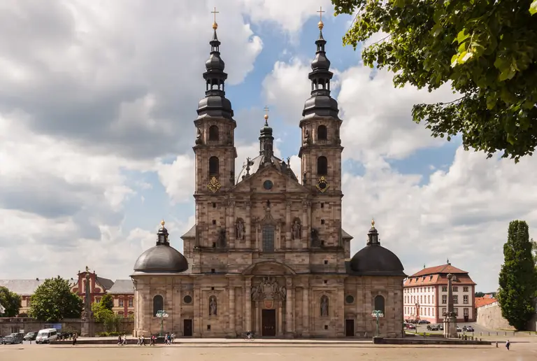 Barocke Westfassade des Fuldaer Doms St. Salvator mit den beiden Glockentürmen und der Kuppel