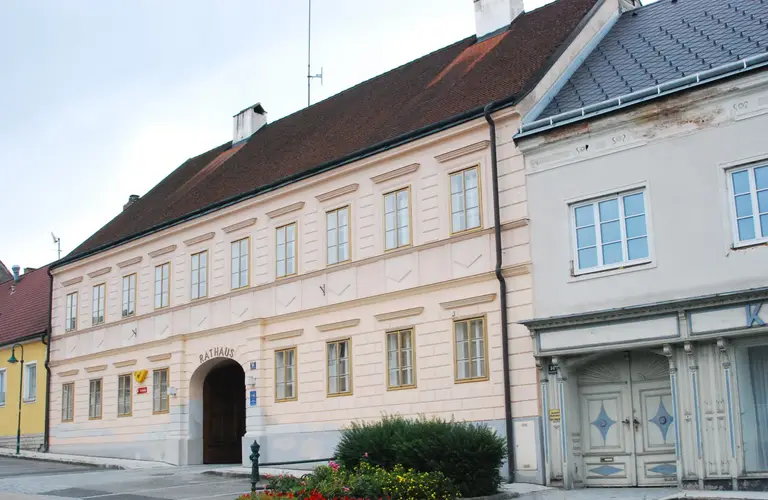 Das historische Rathaus von Gera mit seinem markanten Renaissance-Turm am Marktplatz