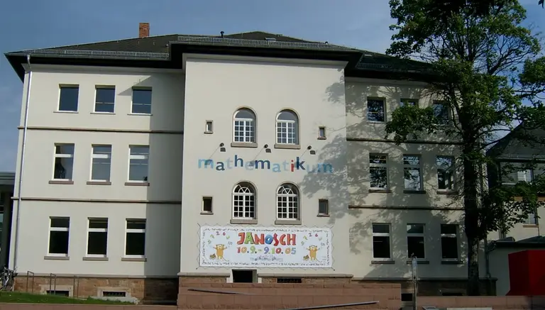 Das Mathematikum in Gießen, das weltweit erste mathematische Mitmach-Museum, in einem historischen Gebäude