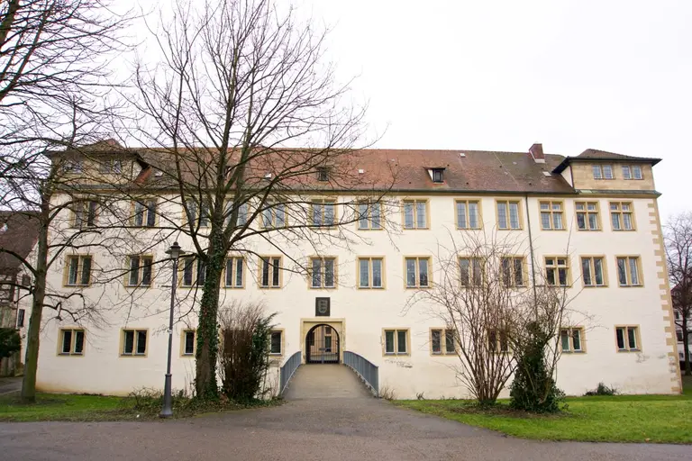 Das Renaissanceschloss Göppingen mit seiner hellen, symmetrischen Fassade und dem markanten Treppenturm bei Tageslicht