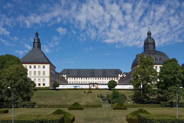 Schloss Friedenstein in Gotha von Westen, barocke Schlossanlage mit Türmen unter blauem Himmel