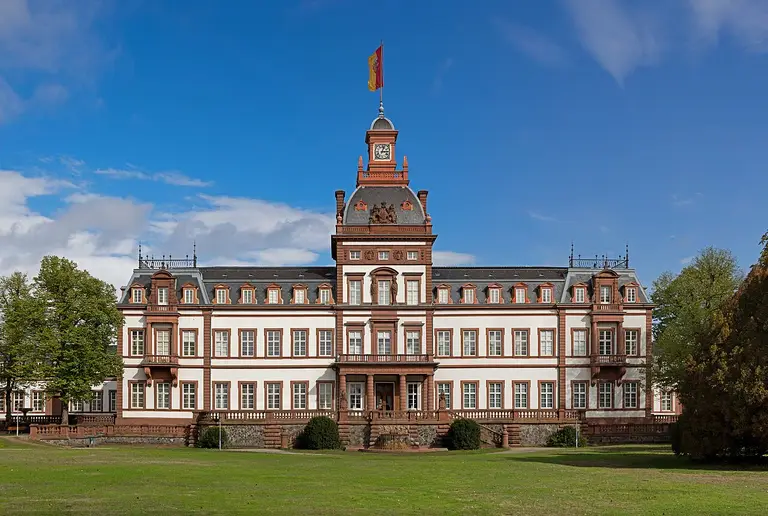 Barockschloss Philippsruhe in Hanau mit heller Fassade und Mansarddach, Westseite bei Tageslicht.