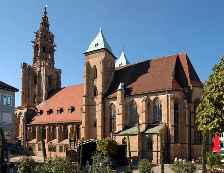 Die Kilianskirche in Heilbronn mit ihrem markanten Renaissance-Westturm unter blauem Himmel