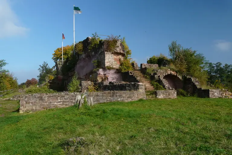 Steinmauern und Bögen der Festungsruine Hohenburg auf dem Schlossberg in Homburg im Saarland