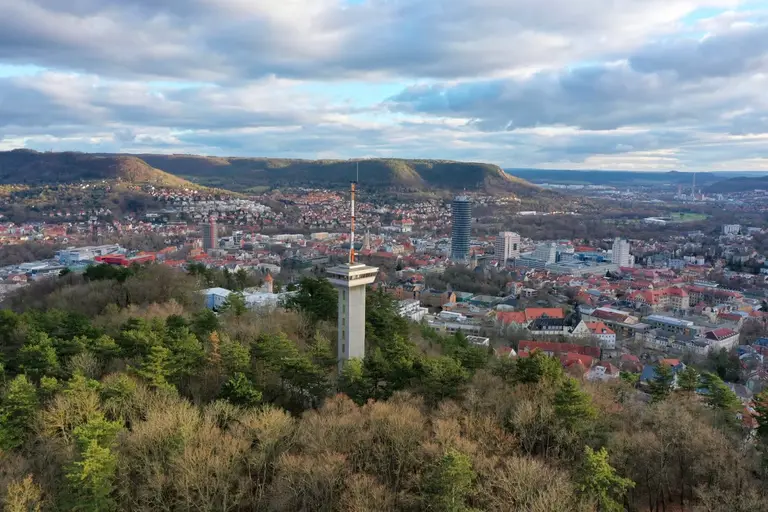 Blick über Jena auf den JenTower, das weithin sichtbare Wahrzeichen der Stadt, mit dem historischen Landgrafen-Turm im Vordergrund