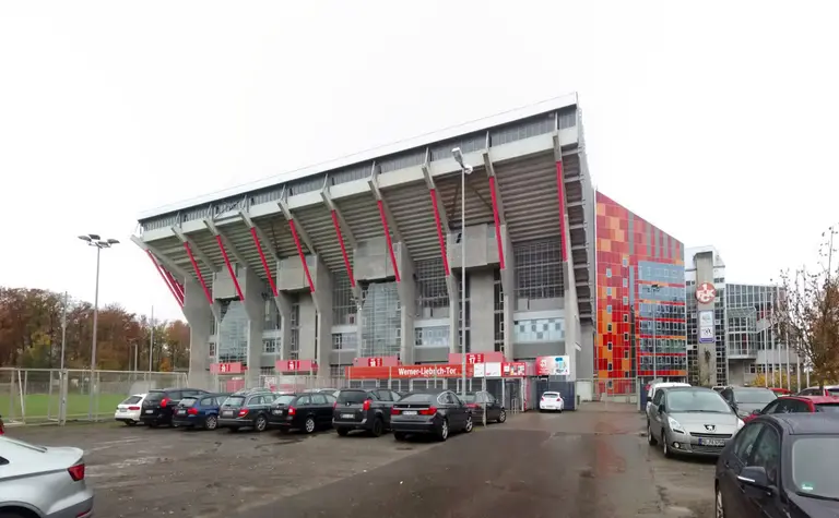 Das Fritz-Walter-Stadion auf dem Betzenberg in Kaiserslautern, Außenansicht mit den charakteristischen Stahlrahmen-Tribünen