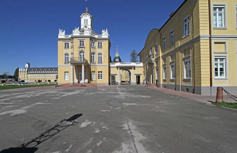 Barockes Karlsruher Schloss mit gelber Fassade und Turm, Ostansicht bei Tageslicht