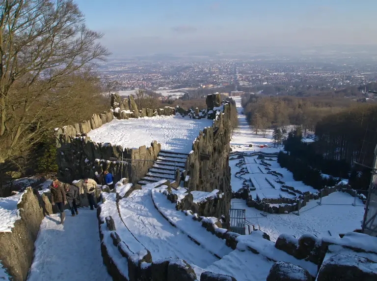 Die monumentalen Kaskaden im Bergpark Wilhelmshöhe in Kassel mit dem Herkules-Monument auf dem Oktogon im Hintergrund
