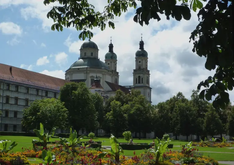 Fürstäbtliche Residenz in Kempten mit Hofgarten und den Türmen der Basilika St. Lorenz im Hintergrund