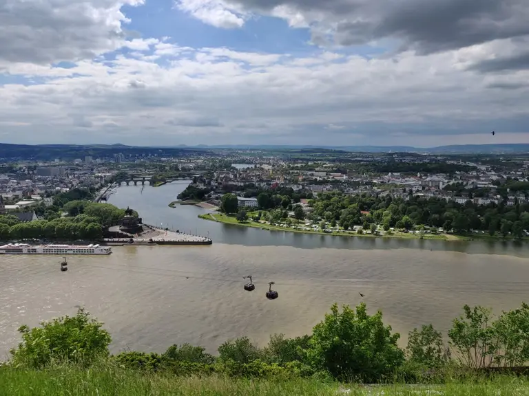 Das Deutsche Eck in Koblenz mit dem Reiterstandbild von Kaiser Wilhelm I. an der Mündung der Mosel in den Rhein