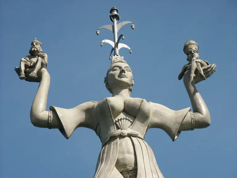 Die rotierende Imperia-Statue an der Hafeneinfahrt von Konstanz am Bodensee, das Wahrzeichen der Stadt