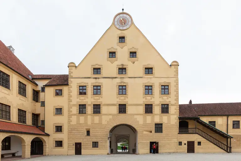 Die Burg Trausnitz auf einem bewaldeten Hügel über der Altstadt von Landshut bei Tageslicht