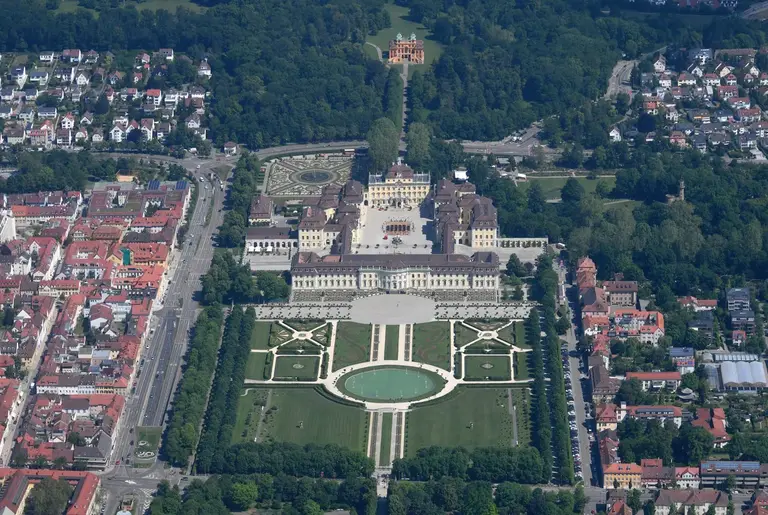 Luftaufnahme des barocken Residenzschlosses Ludwigsburg mit seinen ausgedehnten Flügeln und Gartenanlagen