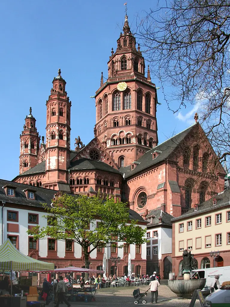 Der Mainzer Dom St. Martin aus rotem Sandstein, vom Leichhof aus gesehen, mit seinen romanischen Türmen