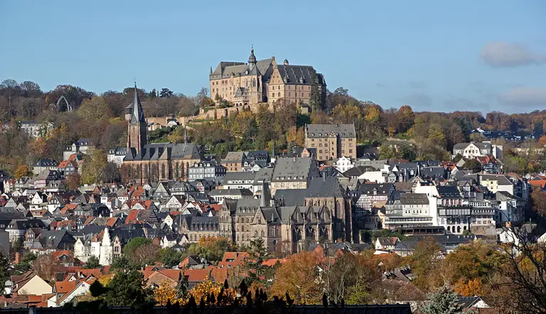 Das Marburger Landgrafenschloss thront über den Fachwerkhäusern der Oberstadt von Marburg, mit der Lutherischen Pfarrkirche im Vordergrund.