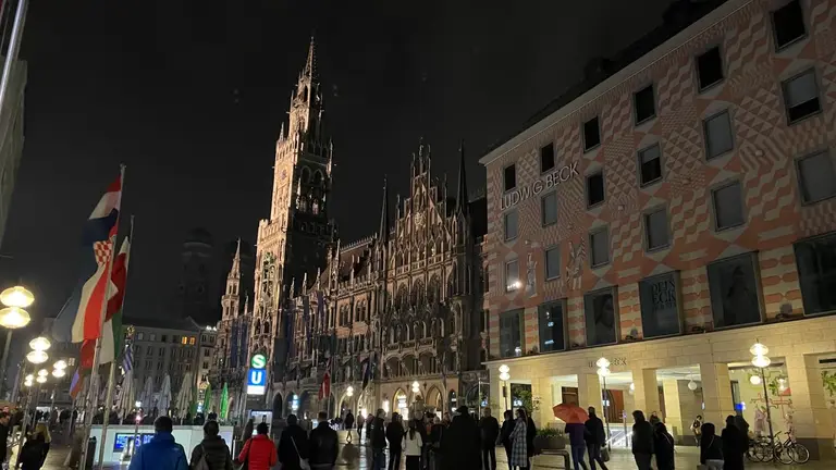 Neugotische Fassade des Neuen Rathauses am Marienplatz in München vor blauem Himmel