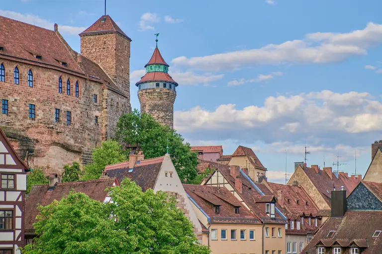 Nürnberger Kaiserburg mit Sinwellturm und Luginslandturm über den Altstadt-Dächern, Blick von Südwesten