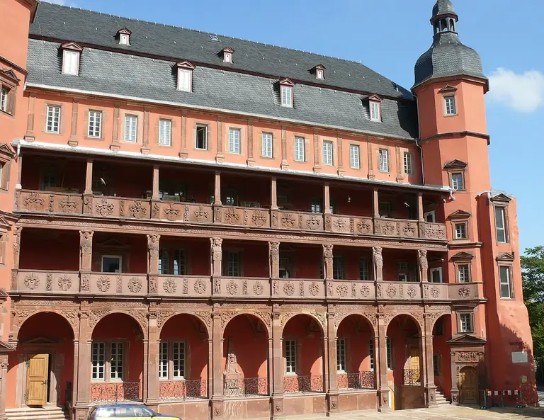 Renaissance-Fassade des Isenburger Schlosses in Offenbach am Main mit hellem Sandstein, Arkaden und reich verziertem Mittelportal vor blauem Himmel.