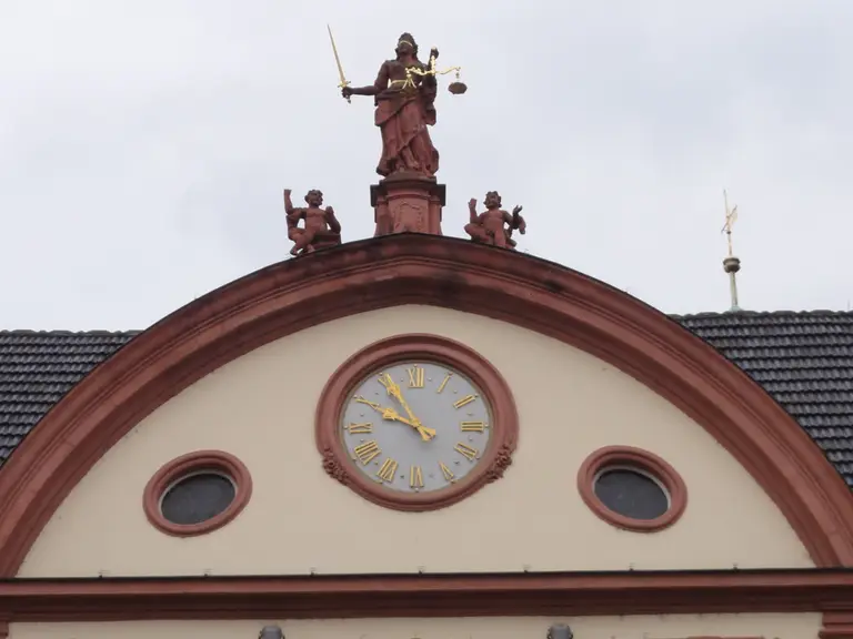 Barocke Fassade des historischen Rathauses von Offenburg mit Erkern und Sprossenfenstern