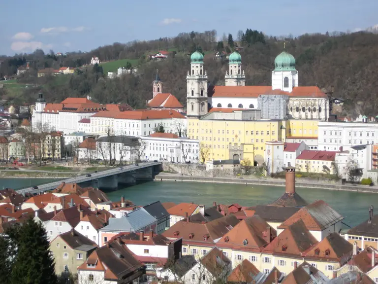 Panorama der Passauer Altstadt mit dem Dom St. Stephan über den Dächern, gesehen von der Wallfahrtskirche Mariahilf