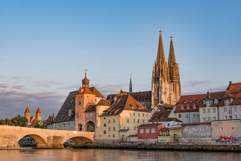 Regensburg mit Steinerner Brücke und Dom im Hintergrund, Blick von Nordwesten