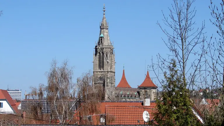 Die gotische Marienkirche in Reutlingen mit ihrem hohen Westturm, das Wahrzeichen der Stadt, vor blauem Himmel