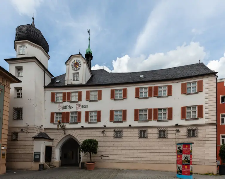 Das historische Mittertor in Rosenheim, der mittelalterliche Stadtturm am Max-Josefs-Platz mit Zwiebelhaube und bunten Fassaden
