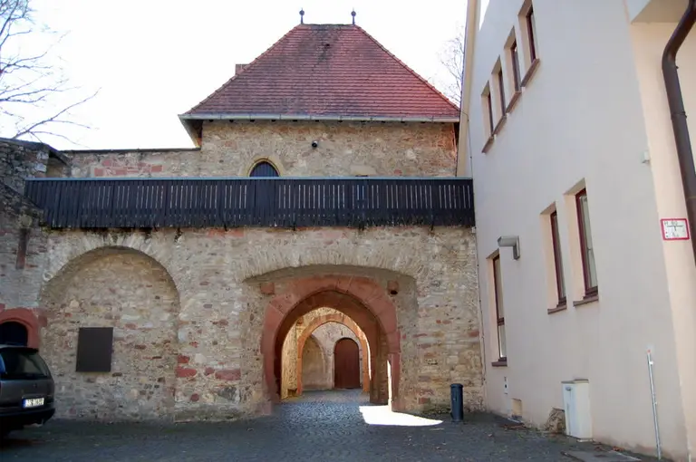 Mauern und Wälle der historischen Festung Rüsselsheim am Main bei Tageslicht