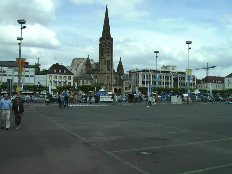 Großer Markt in Saarlouis mit der Ludwigskirche im Hintergrund