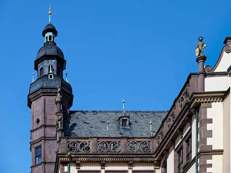 Das historische Renaissance-Rathaus von Schweinfurt mit seiner reich gegliederten Sandsteinfassade und dem markanten Turm bei Tageslicht.