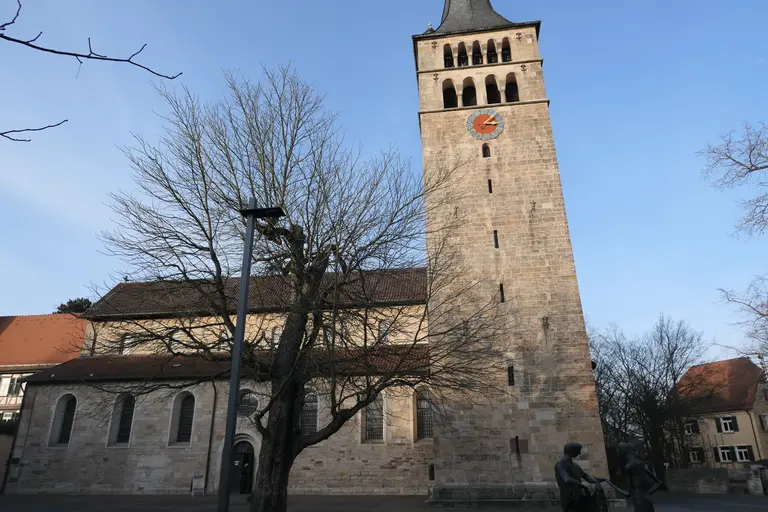 Romanische Martinskirche in Sindelfingen mit ihrem markanten Kirchturm von der Südseite, aufgenommen bei Tageslicht.