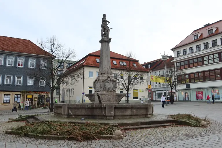 Bronzefigur des Waffenschmieds auf dem Springbrunnen am Marktplatz in Suhl, Thüringen