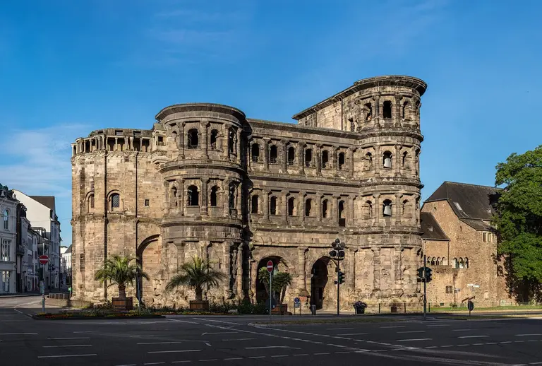 Frontalansicht der Porta Nigra in Trier, das gut erhaltene römische Stadttor aus dunklem Sandstein, am Morgen