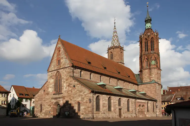 Außenansicht des historischen Münsters Unserer Lieben Frau in der Altstadt von Villingen-Schwenningen