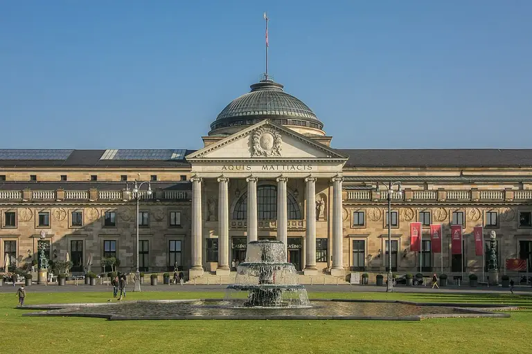 Klassizistische Fassade des Kurhauses Wiesbaden mit Säulenportikus bei Tageslicht