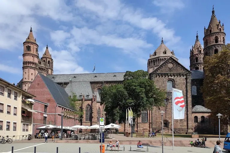 Südfassade des romanischen Wormser Doms St. Peter mit seinen Türmen vor blauem Himmel