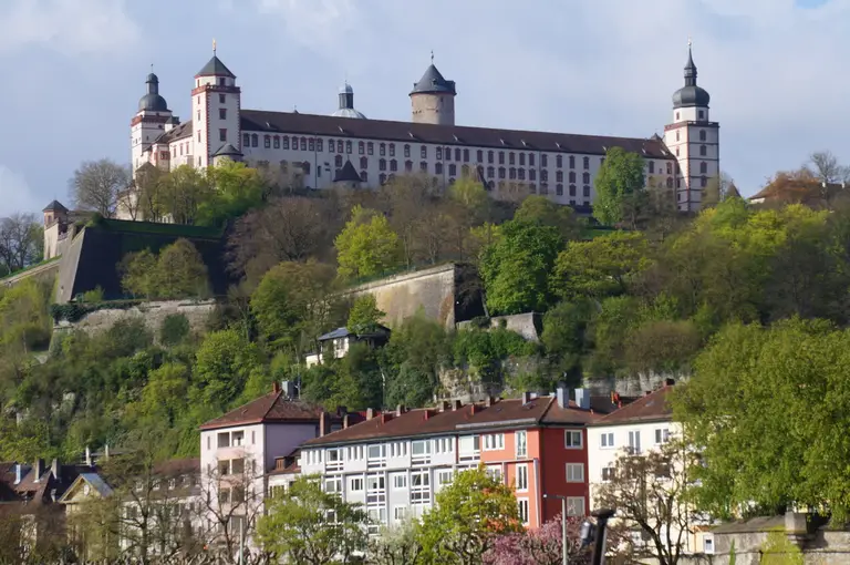 Festung Marienberg auf dem Weinberg über dem Main mit der Würzburger Altstadt im Vordergrund